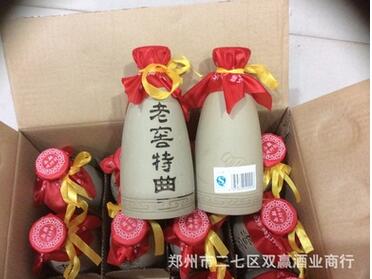 大量批发白酒低价四川泸州小瓶泥罐半斤白酒老窖特曲（250ml)52度