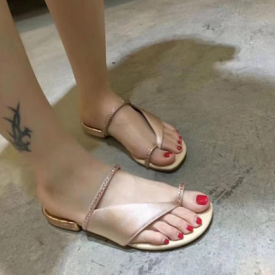 拖鞋女夏季新款韩版平底真皮拖鞋百搭水钻粗跟低跟女外穿时尚拖鞋